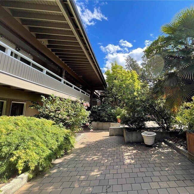 Photo - Ideally Located 2 Bed 1 Bath Bellevue Condo! Unit 3