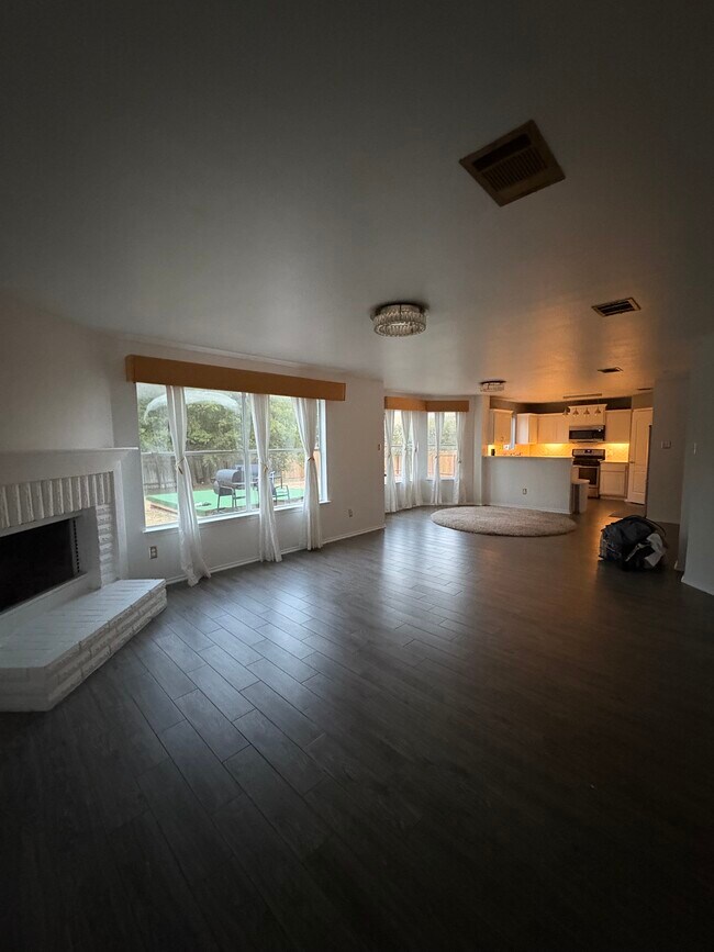 Building Photo - 2014 Charlotte Way Rental