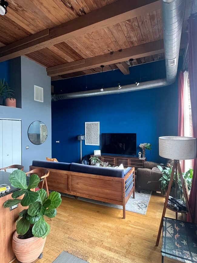 Living Room - 1061 W 16th St Unit 403