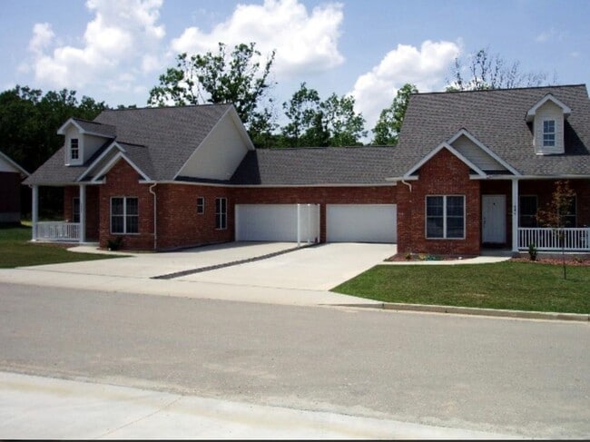 Building Photo - 927-MF2-E2 Unit A