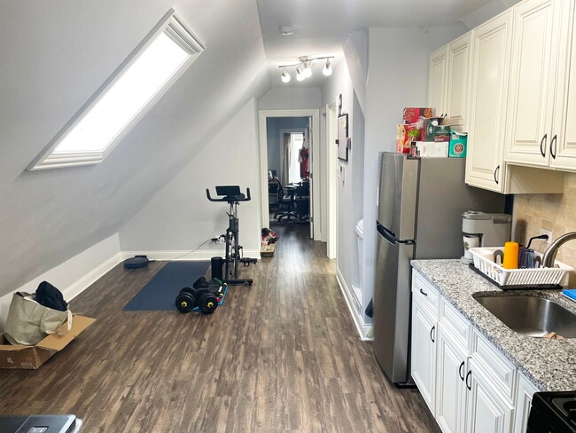 Building Photo - 2824 N Ridgeway Ave Unit 3