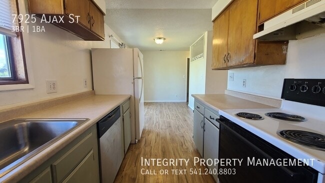 Photo - 7925 Ajax St