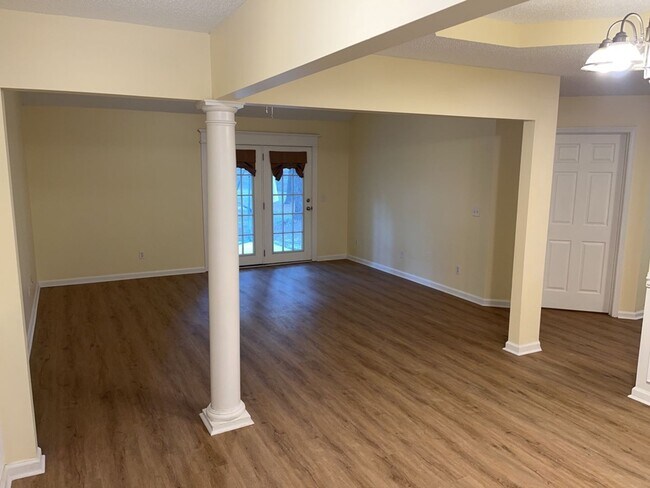 Photo - 295 Creekside Cir