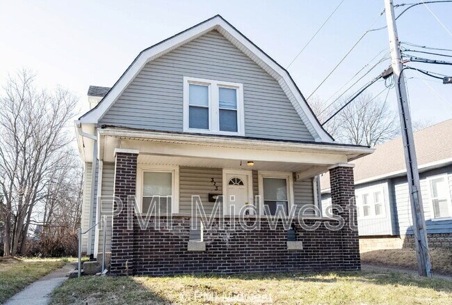 Photo - 323 W 40th St