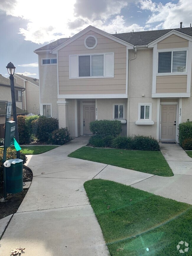 Building Photo - 3 bedroom, 2 1/2 bath townhome located nea...