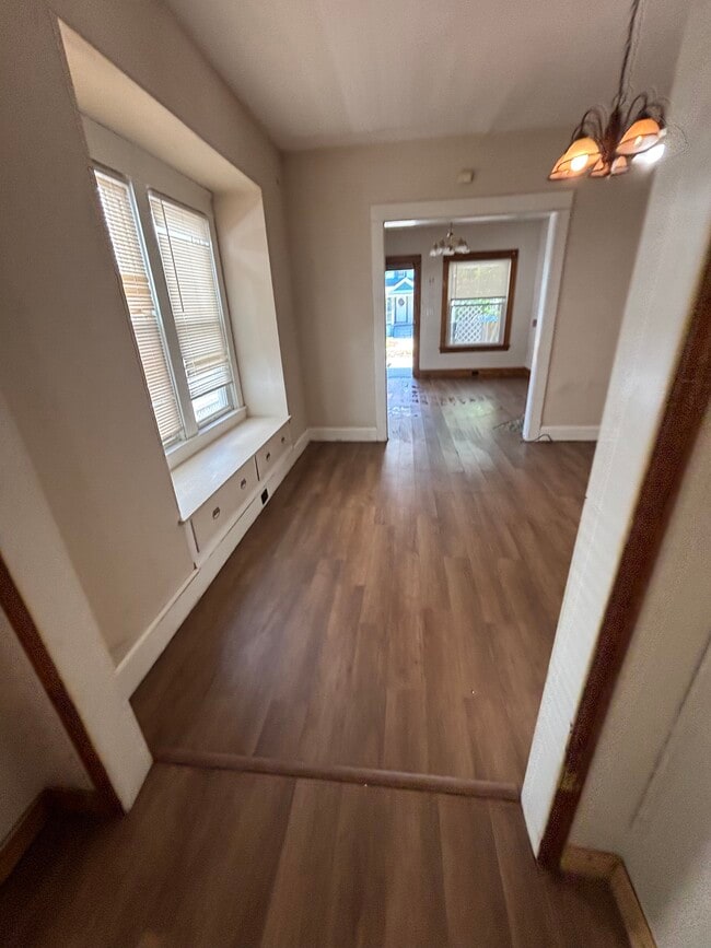 Building Photo - 1316 W 91st St Unit #1 - Downstairs
