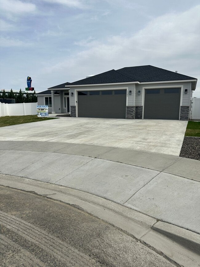 Building Photo - Alderbrook Homes, Newer Construction, FOR ...
