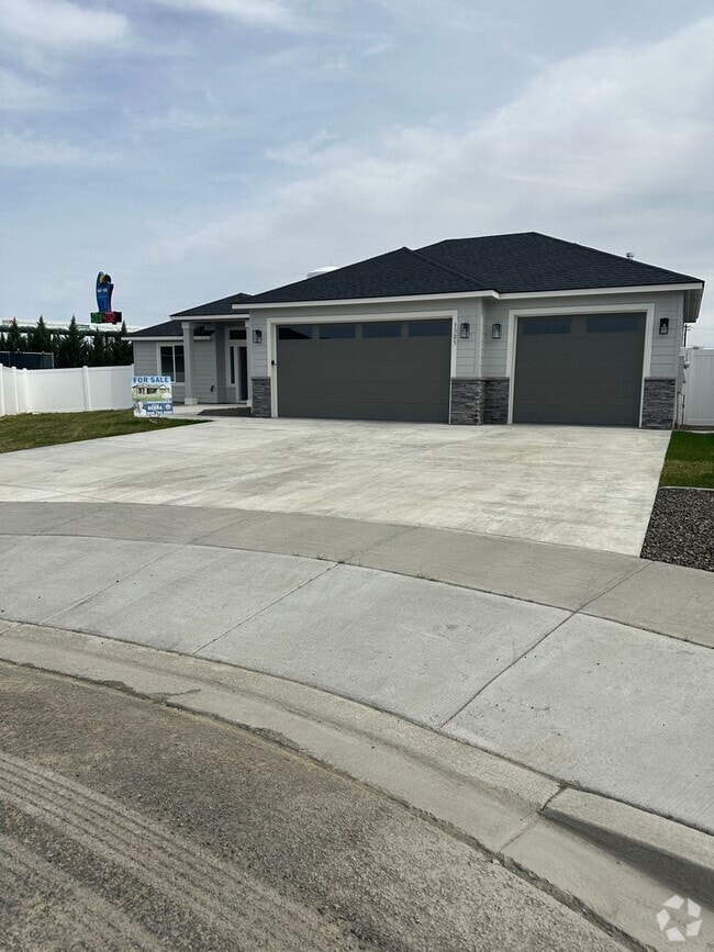Building Photo - Alderbrook Homes, Newer Construction, FOR ...