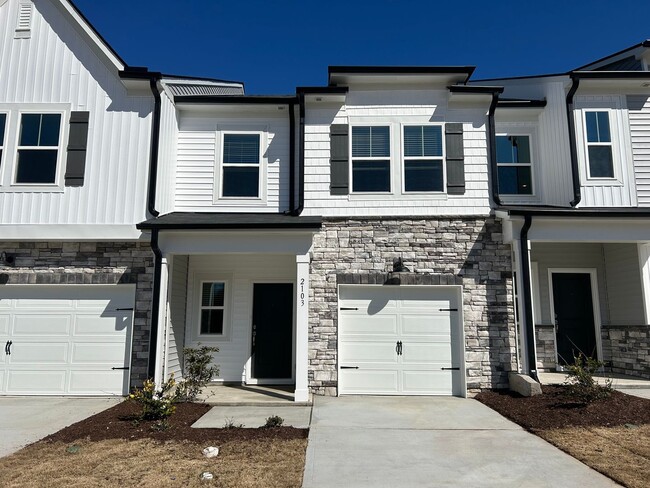 Building Photo - Spacious 3BR Townhome in Durham Near RTP, RDU & Downtown