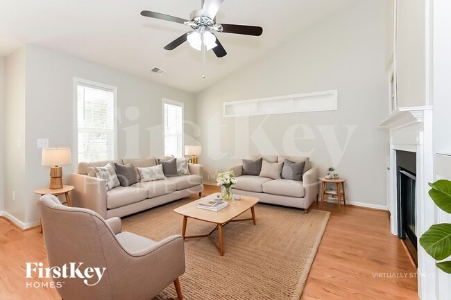 Photo - 307 White Oak Way
