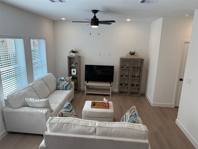 Photo - 11621 Waldemar Dr