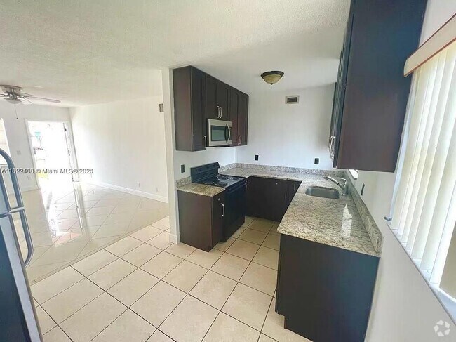 Building Photo - 281 NE 40th St Unit 2 Rental