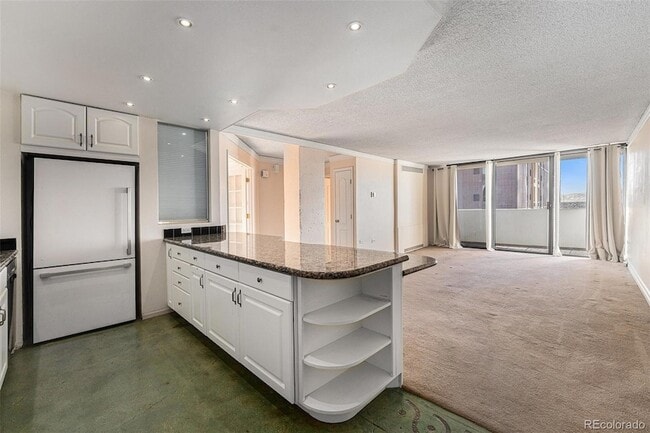 Building Photo - 1020 15th St Unit 21L