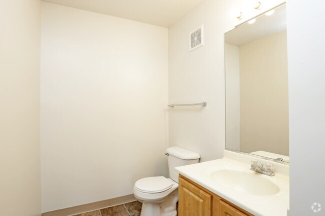 2BR, 1.5BA - 864 SF - Bathroom