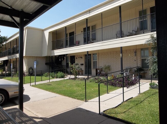 Building Photo - 321 SW Thomas-#321 Unit #321