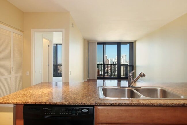 Photo - West Loop Beautiful 1b unit