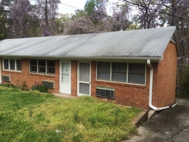 Building Photo - Cozy Studio Apartment - Unbeatable price and location!