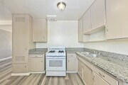 3BR, 1BA - 1030SF - Kitchen