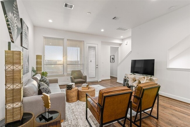 Photo - 308 Jensen Dr