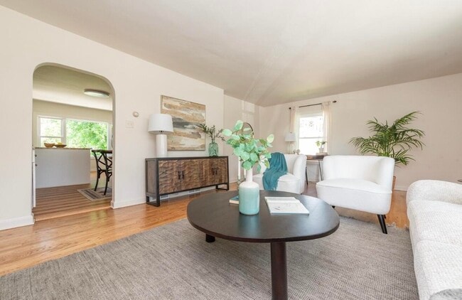 Photo - 402 E Calumet Rd