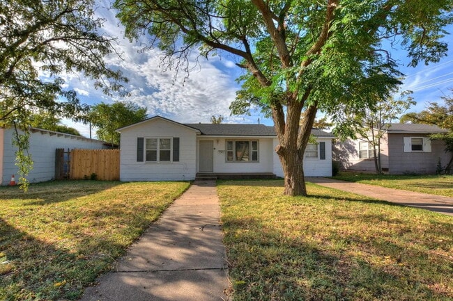 Building Photo - Cute 2/1 with Tons of Space! Rental