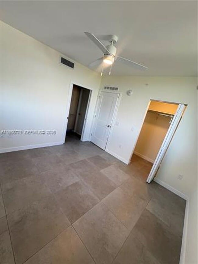 Building Photo - 16395 Biscayne Blvd Unit 16395 Biscayne Blvd # 2010