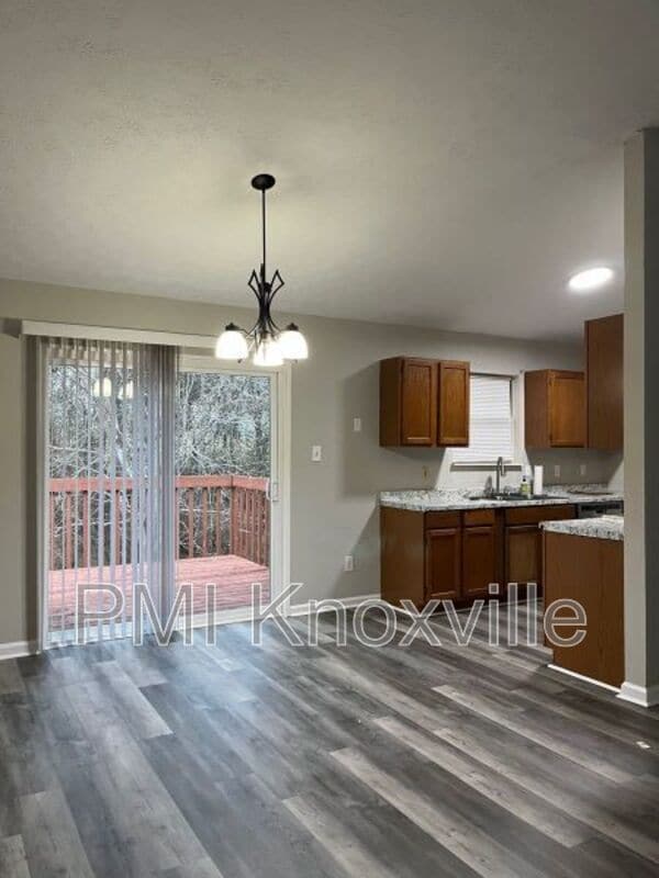 Photo - 2623 Crestpark Rd