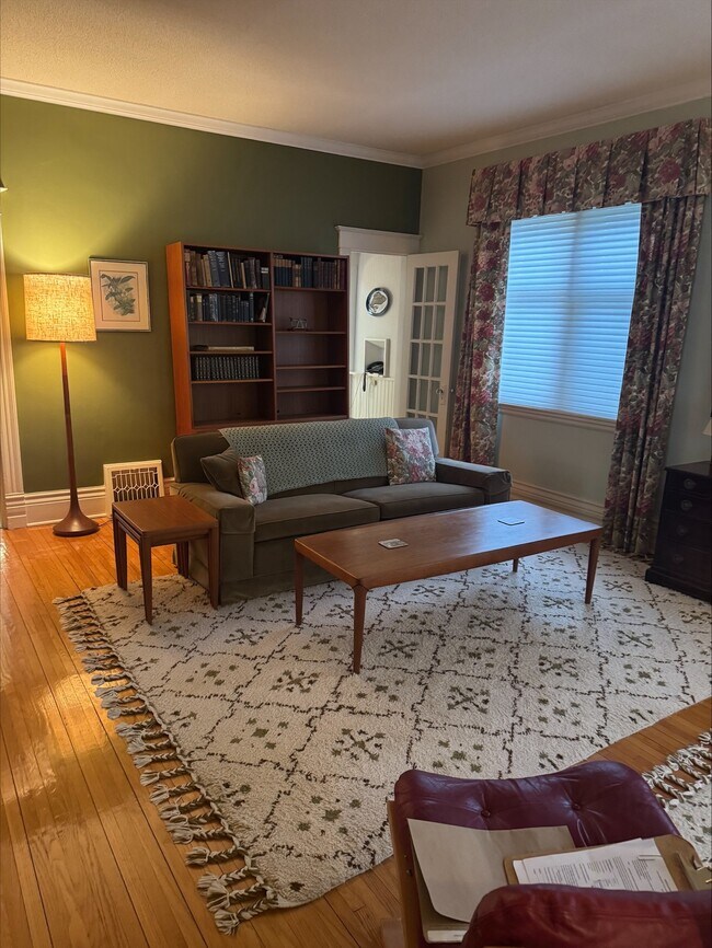 Photo - BEAUTIFUL FOR BEDROOM HOME MINUTES FROM WESTERN CAMPUS