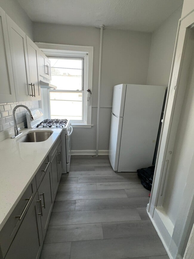 Building Photo - 684 Summer Ave