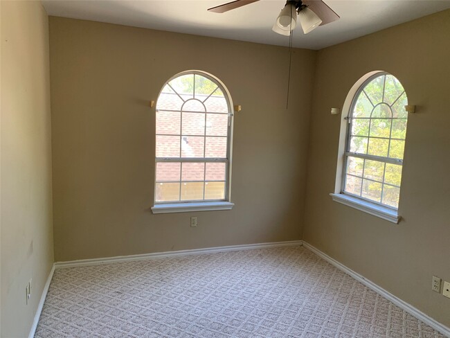 Photo - 4722 Woodside St