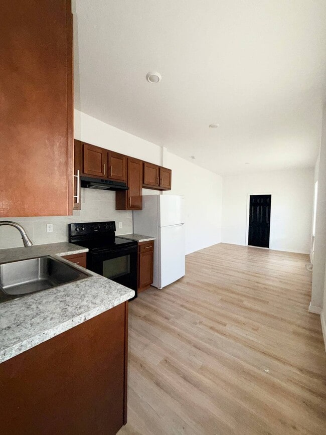 Photo - 101 W 21st St