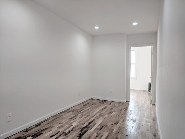 Photo - 67-21 60th St