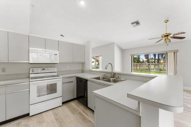 Building Photo - 5809 Sun Pointe Cir