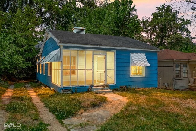 Building Photo - 3420 Darien St