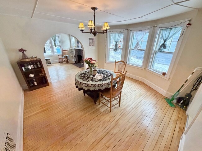 Building Photo - 3 Bedroom Apartment in Burlington VT Available NOW! OFF STREET PARKING, LAUNDRY, HEAT INCLUDED! Unit 1