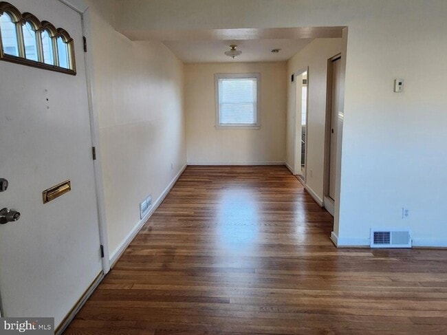 Photo - 2818 Iverson St