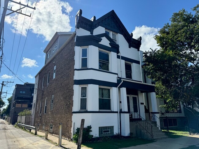 Photo - 2413 W Belden Ave Apartments Unit G