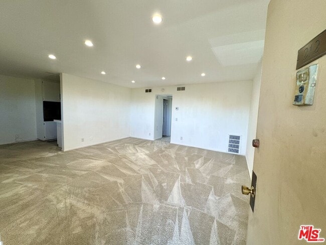 Photo - 1023 Hancock Ave Unidad 212