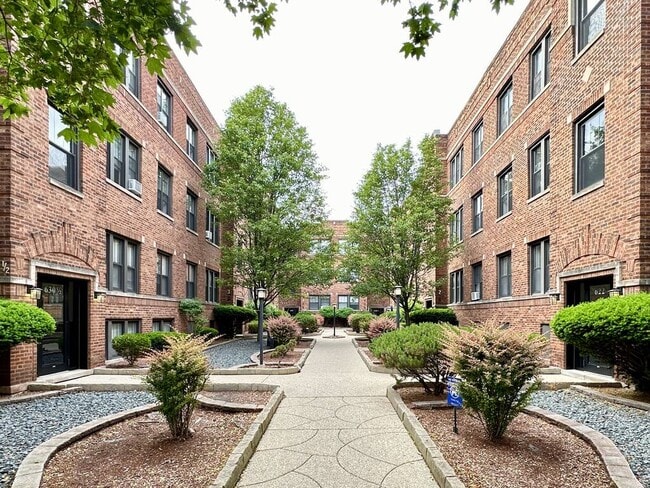 Building Photo - 742 W Cornelia Ave Unit 3E