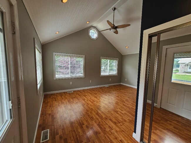 Photo - 10701 Portage Rd