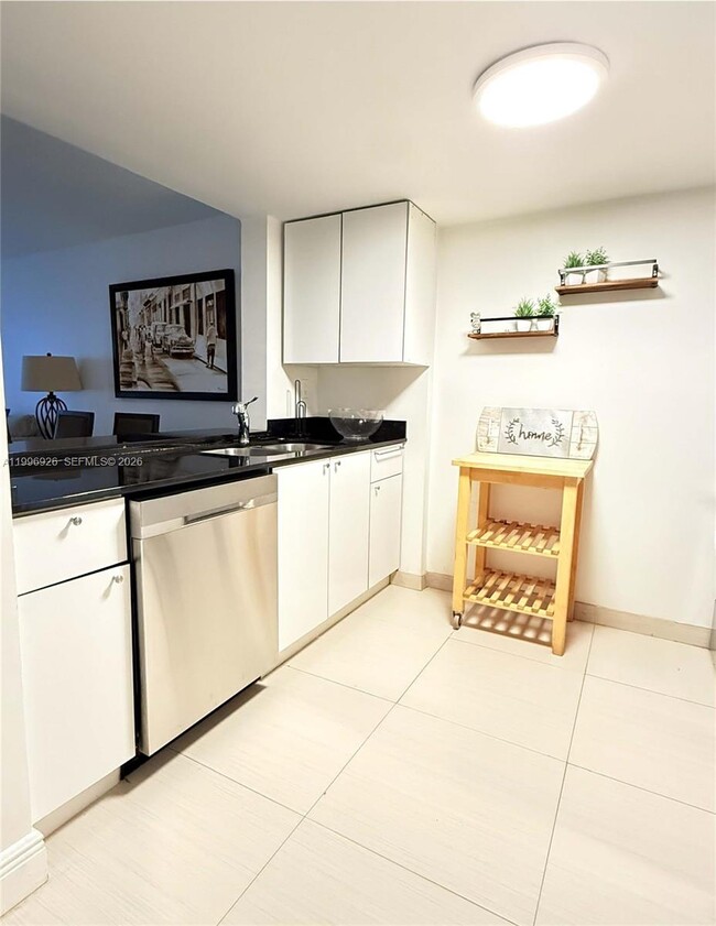 Photo - 6801 Harding Ave Unidad 301