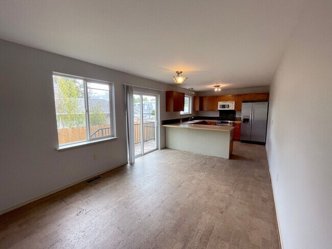 Photo - Great 6 bed, 6 bath Duplex Unit in North Portland with Laundry, Patio