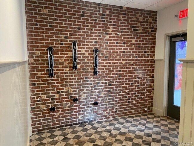 587 E Main St Unit 2