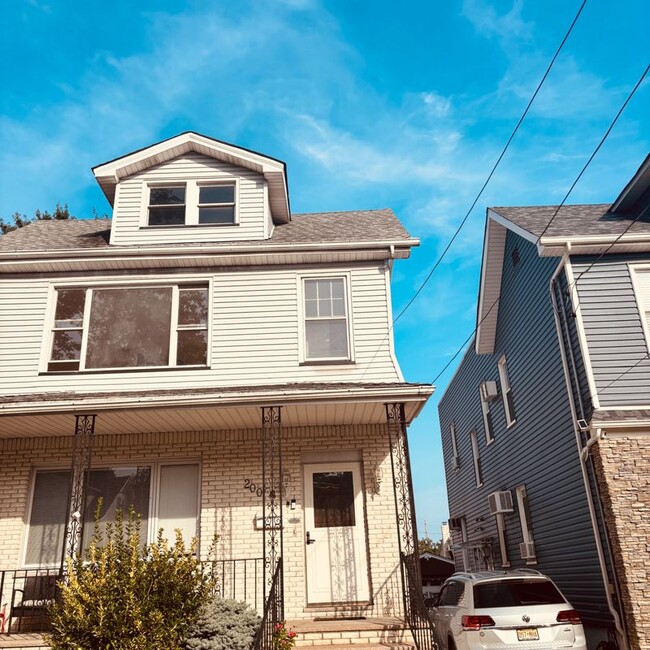 Building Photo - 200 Hickory St Rental