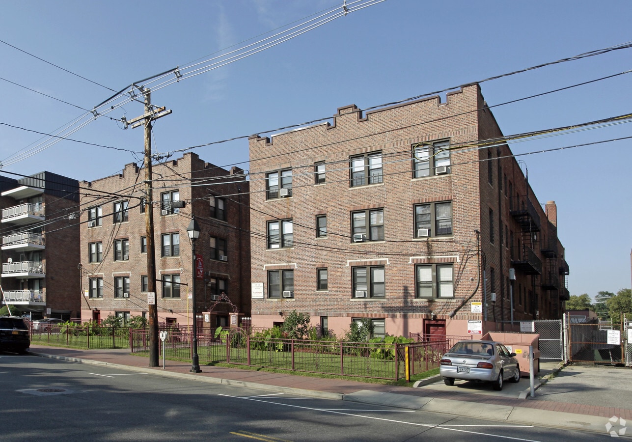 Photo - 128-132 Guy lombardo Ave