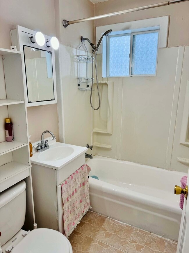 Photo - 625 Hawthorne Ave E