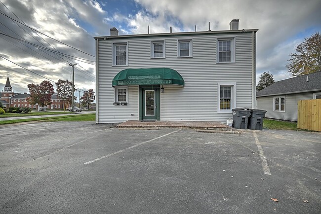 Building Photo - 3 Bedrooms / 1.5 baths apt. all on ONE ...