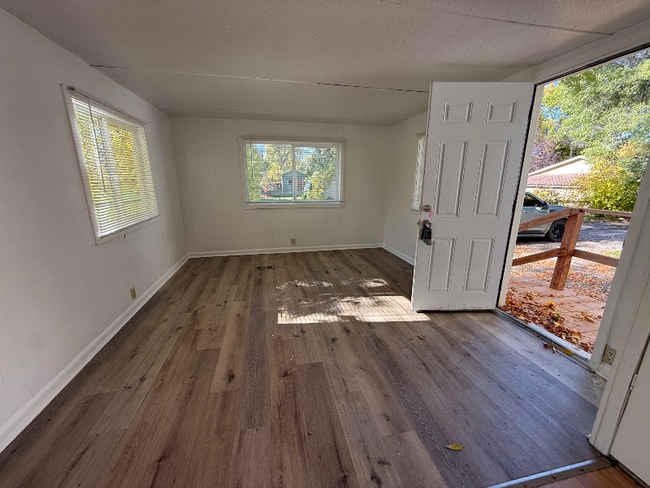 Photo - 2006 10th Ave N