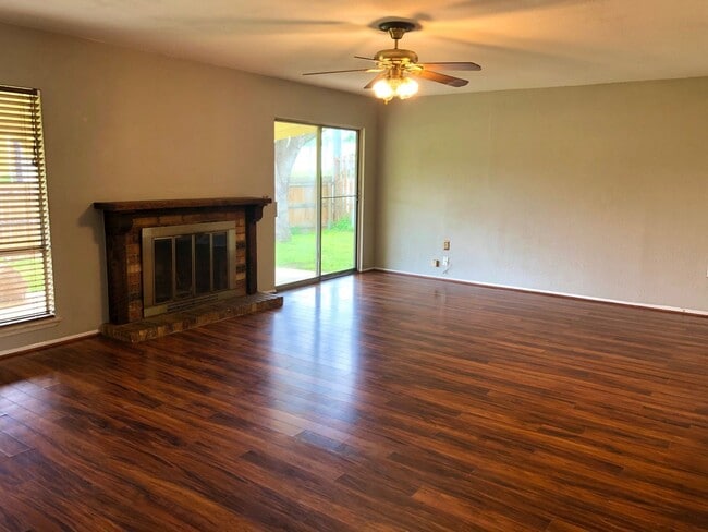 11205 Champion Oak