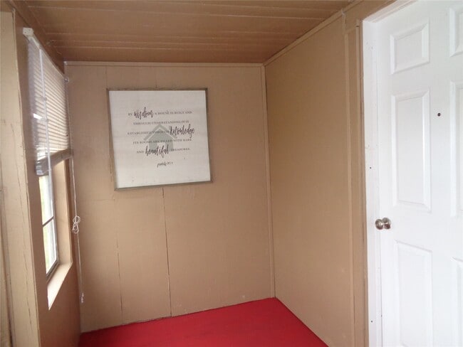 Building Photo - 310 S Avenue D Rental